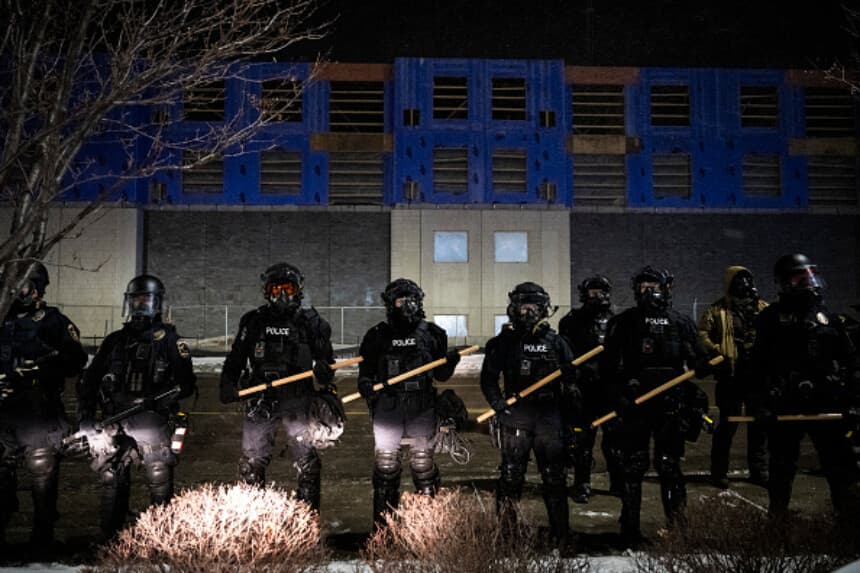 La policía de Minneapolis forma una línea cerca de los manifestantes reunidos para una manifestación llamada «Goodbye Bovino Noise Demo» frente al hotel donde creen que se aloja el comandante de Aduanas y Protección Fronteriza de EE. UU., Gregory Bovino, en Maple Grove, en las afueras de Minneapolis, Minnesota, el 26 de enero de 2026. (ROBERTO SCHMIDT / AFP via Getty Images).