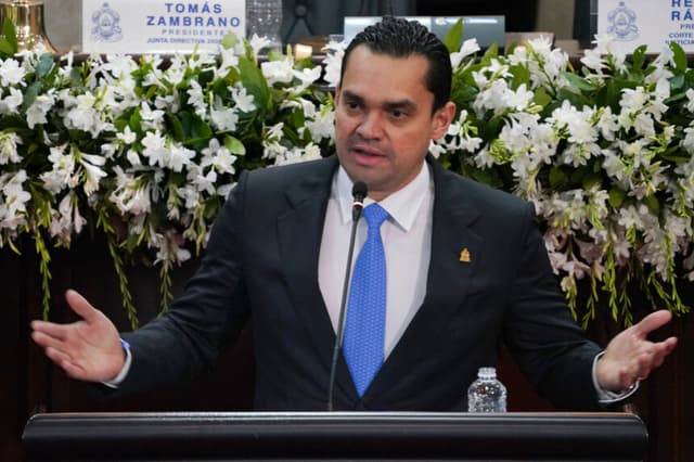 El presidente del Congreso hondureño, Tomás Zambrano, gesticula mientras habla durante la instalación de la primera legislatura en el Congreso Nacional en Tegucigalpa el 25 de enero de 2026. (Johny MAGALLANES / AFP a través de Getty Images)