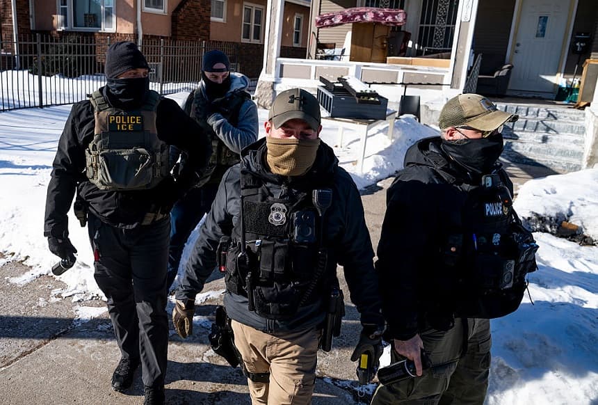 Agentes del ICE abandonan una residencia tras llamar a la puerta el 28 de enero de 2026 en Minneapolis, Minnesota. (Stephen Maturen/Getty Images)

