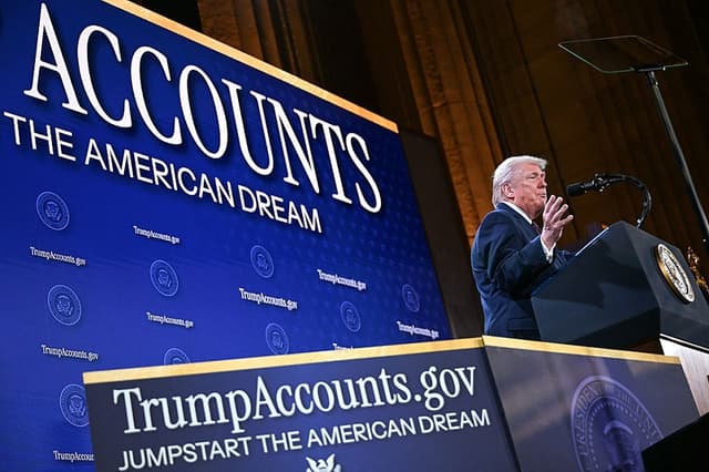 El presidente de los Estados Unidos, Donald Trump, pronuncia unas palabras sobre las "cuentas Trump" en el auditorio Andrew W. Mellon de Washington D. C., el 28 de enero de 2026. (Brendan SMIALOWSKI / AFP a través de Getty Images)
