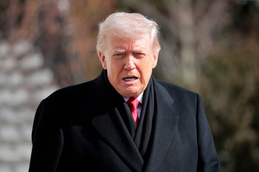 El presidente de los Estados Unidos, Donald Trump, abandona la Casa Blanca el 27 de enero de 2026 en Washington, D.C. para dirigirse a Clive, Iowa, para participar en un mitin con sus seguidores. (Chip Somodevilla/Getty Images)