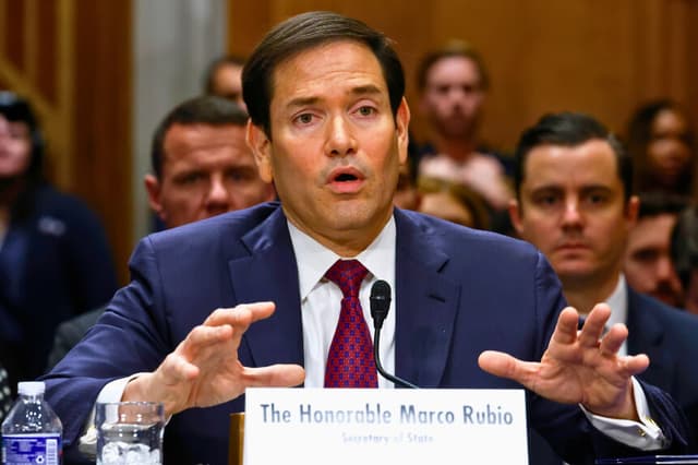 WASHINGTON, DC - 28 DE ENERO: El secretario de Estado de Estados Unidos, Marco Rubio, testifica durante una audiencia del Comité de Relaciones Exteriores del Senado en el edificio Dirksen del Senado en Capitol Hill el 28 de enero de 2026 en Washington, DC. Esta es la primera vez que Rubio testifica ante el Congreso desde que la administración Trump atacó a Venezuela y capturó al presidente Nicolás Maduro, llevándolo a Estados Unidos para ser juzgado. (Foto de Chip Somodevilla/Getty Images)