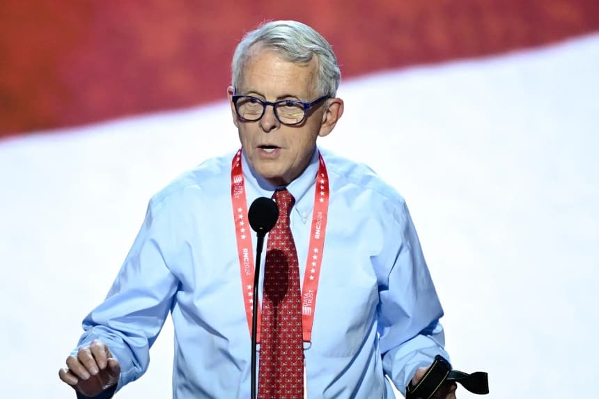 El gobernador de Ohio, Mike DeWine, se prepara para hablar en la Convención Nacional Republicana de 2024 en Milwaukee el 14 de julio de 2024. Ohio, que alberga la segunda población somalí más grande del país después de Minnesota, ha suscitado preocupación después de que las guarderías gestionadas por somalíes en Minnesota fueran investigadas por fraude. (Andrew Caballero/AFP a través de Getty Images)