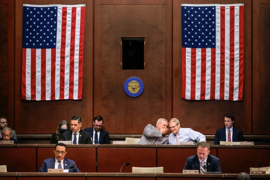 El presidente del Comité de Supervisión y Reforma Gubernamental de la Cámara de Representantes, James Comer (R-Ky.), y el representante Jim Jordan (R-Ohio) conversan durante una audiencia sobre un presunto fraude en Minnesota, en el Capitolio de los Estados Unidos, el 7 de enero de 2026. Los fiscales federales han acusado a decenas de personas en el estado, muchas de ellas de la comunidad somalí, en un plan que involucra miles de millones en servicios sociales financiados por los contribuyentes. (Chip Somodevilla/Getty Images)