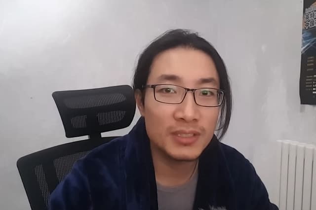 Guan Heng habla en su video de YouTube, que documenta su viaje a la región occidental de Xinjiang, en China, en octubre de 2020. (Captura de pantalla/The Epoch Times)
