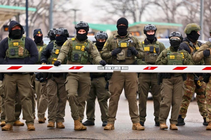 Agentes de la Patrulla Fronteriza montan guardia en el edificio federal Bishop Henry Whipple en Minneapolis, Minnesota, el 8 de enero de 2026. (Charly Triballeau/AFP vía Getty Images).
