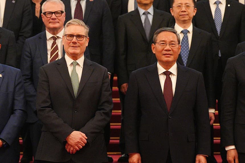 El primer ministro británico, Keir Starmer, y Li Qiang, primer ministro de la República Popular China, posan con sus delegaciones empresariales en el Gran Salón del Pueblo durante su visita a China, el 29 de enero de 2026 en Beijing, China. (Carl Court/Getty Images)