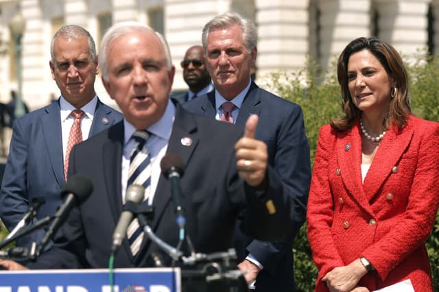 El representante estadounidense Carlos Giménez habla mientras lo acmpañan el representante Mario Díaz-Balart, el líder de la minoría en la Cámara de Representantes, Kevin McCarthy y  la representante María Elvira Salazar, frente al Capitolio de los Estados Unidos el 20 de mayo de 2021 en Washington, D.C. (Alex Wong/Getty Images)