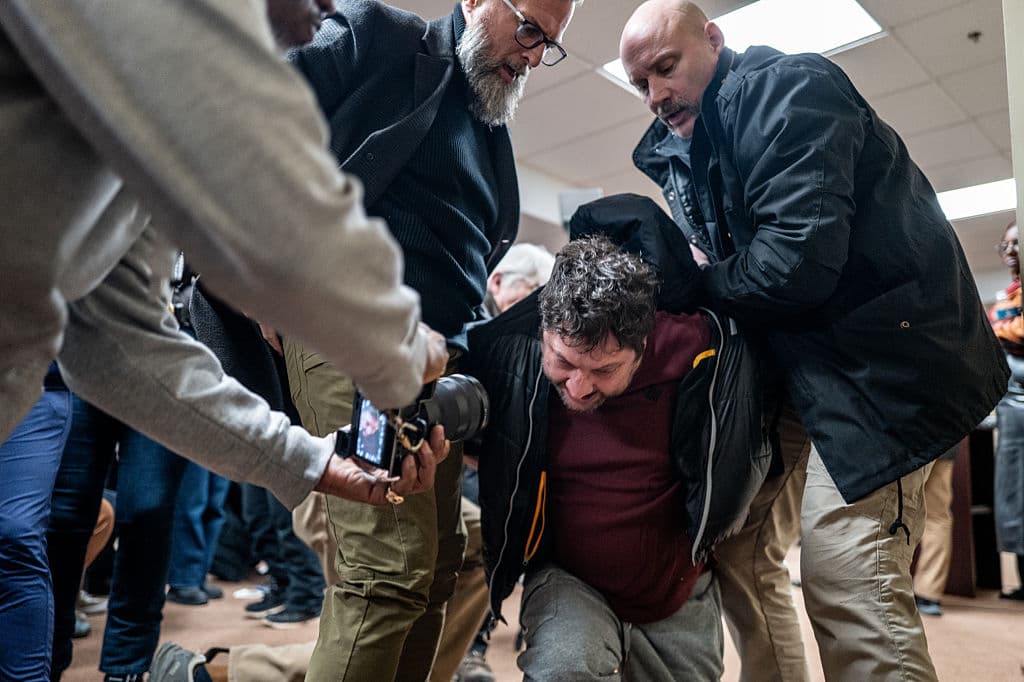 Una persona es detenida tras intentar atacar a la representante Ilhan Omar (D-Minn.) durante una reunión municipal en las instalaciones de la Urban League Twin Cities el 27 de enero de 2026 en Minneapolis, Minnesota. (Foto de Brandon Bell/Getty Images)