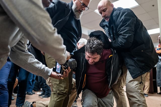 Una persona es detenida tras intentar atacar a la representante Ilhan Omar (D-Minn.) durante una reunión municipal en las instalaciones de la Urban League Twin Cities el 27 de enero de 2026 en Minneapolis, Minnesota. (Foto de Brandon Bell/Getty Images)