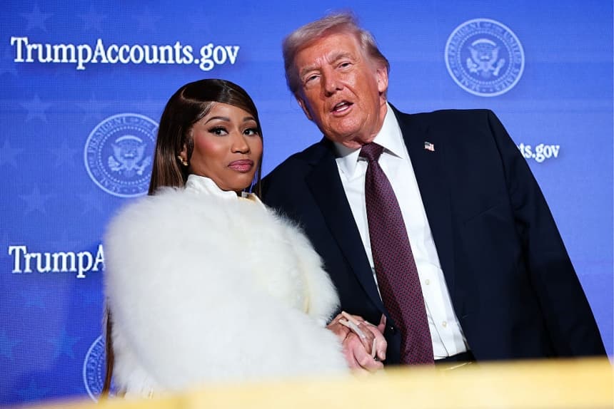 La cantante Nicki Minaj (izquierda) acompaña al presidente de Estados Unidos, Donald Trump, en el escenario mientras este pronuncia un discurso durante la Cumbre sobre las Cuentas Trump del Departamento del Tesoro, celebrada en el Auditorio Andrew W. Mellon, en Washington, D.C., el 28 de enero de 2026. (Win McNamee/Getty Images)