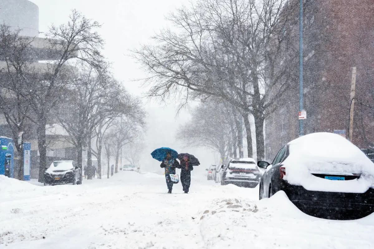 Una calle durante una tormenta invernal en la ciudad de Nueva York el 25 de enero de 2026. (Samira Bouaou/The Epoch Times)