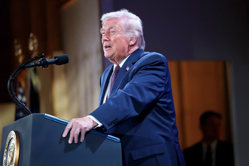 El presidente de Estados Unidos, Donald Trump, pronuncia un discurso durante la Cumbre sobre las Cuentas Trump del Departamento del Tesoro en el Auditorio Andrew W. Mellon el 28 de enero de 2026 en Washington, D.C. (Foto de Win McNamee/Getty Images)