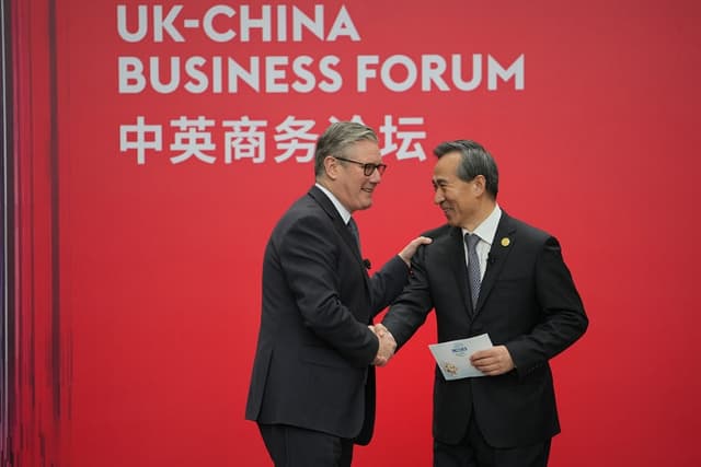 El primer ministro británico, Keir Starmer, estrecha la mano de Ren Hongbin, presidente del Consejo Chino para la Promoción del Comercio Internacional (CCPIT), durante el Foro Empresarial Reino Unido-China en el Banco de China el 30 de enero de 2026 en Pekín, China. (Kin Cheung - WPA Pool/Getty Images)