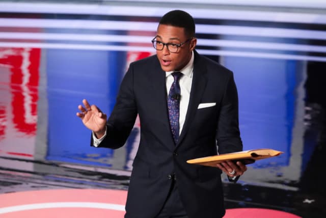 El moderador de CNN, Don Lemon, habla con la multitud que asiste al debate presidencial demócrata en Detroit, Michigan, el 31 de julio de 2019. (Scott Olson/Getty Images)