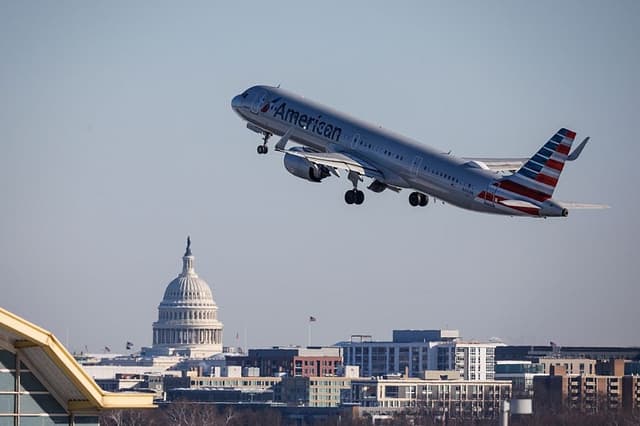 Un avión de American Airlines despega del Aeropuerto Nacional Reagan de Washington el 29 de enero de 2026 en Arlington, Virginia. (Tom Brenner/Getty Images)