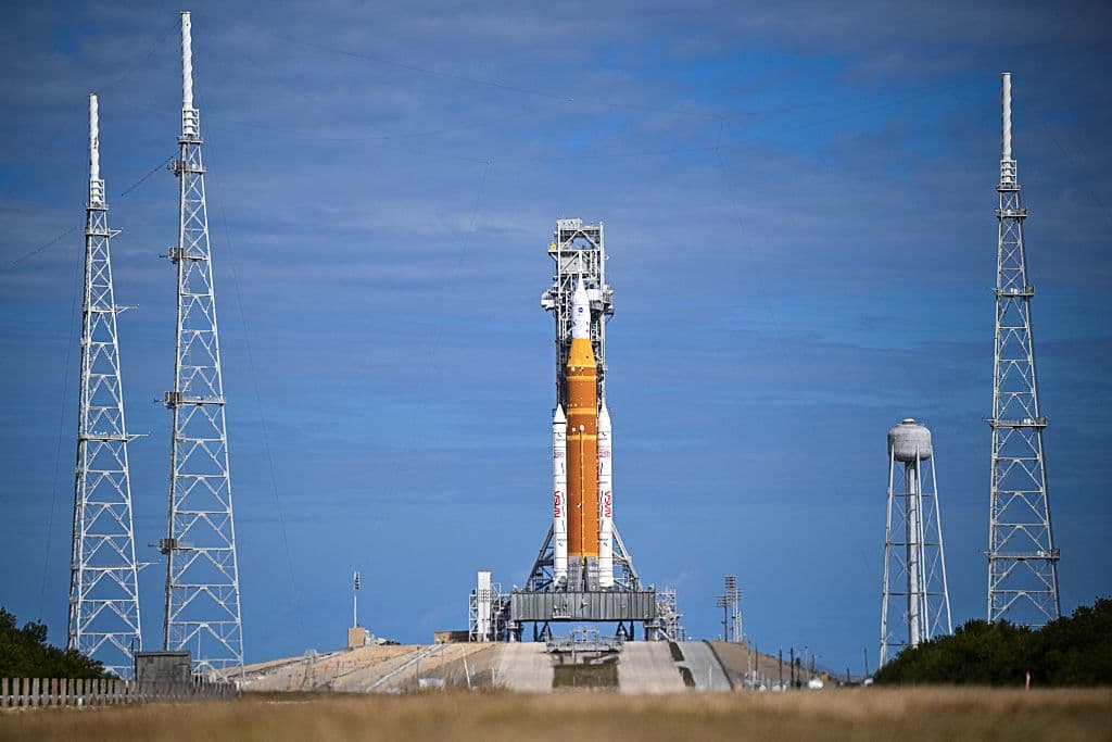 El cohete Space Launch System (SLS) y la nave espacial Orión, integrados para la misión Artemis II, se ven en la plataforma de lanzamiento 39B del Centro Espacial Kennedy en Cabo Cañaveral, Florida, el 30 de enero de 2026, antes de la primera misión tripulada a la Luna en más de 50 años. (Foto de Miguel J. Rodríguez Carrillo / AFP a través de Getty Images)