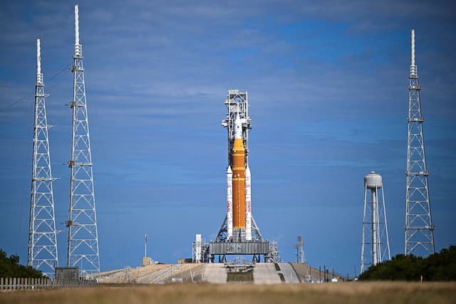 El cohete Space Launch System (SLS) y la nave espacial Orión, integrados para la misión Artemis II, se ven en la plataforma de lanzamiento 39B del Centro Espacial Kennedy en Cabo Cañaveral, Florida, el 30 de enero de 2026, antes de la primera misión tripulada a la Luna en más de 50 años. (Foto de Miguel J. Rodríguez Carrillo / AFP a través de Getty Images)