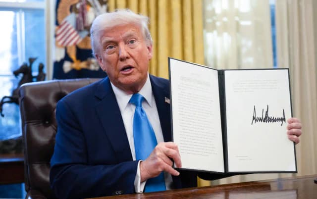 El presidente Donald Trump muestra una orden ejecutiva por la que Estados Unidos se retira de varios organismos de la ONU en el Despacho Oval en Washington el 4 de febrero de 2025. (Andrew Caballero-Reynolds/AFP a través de Getty Images)