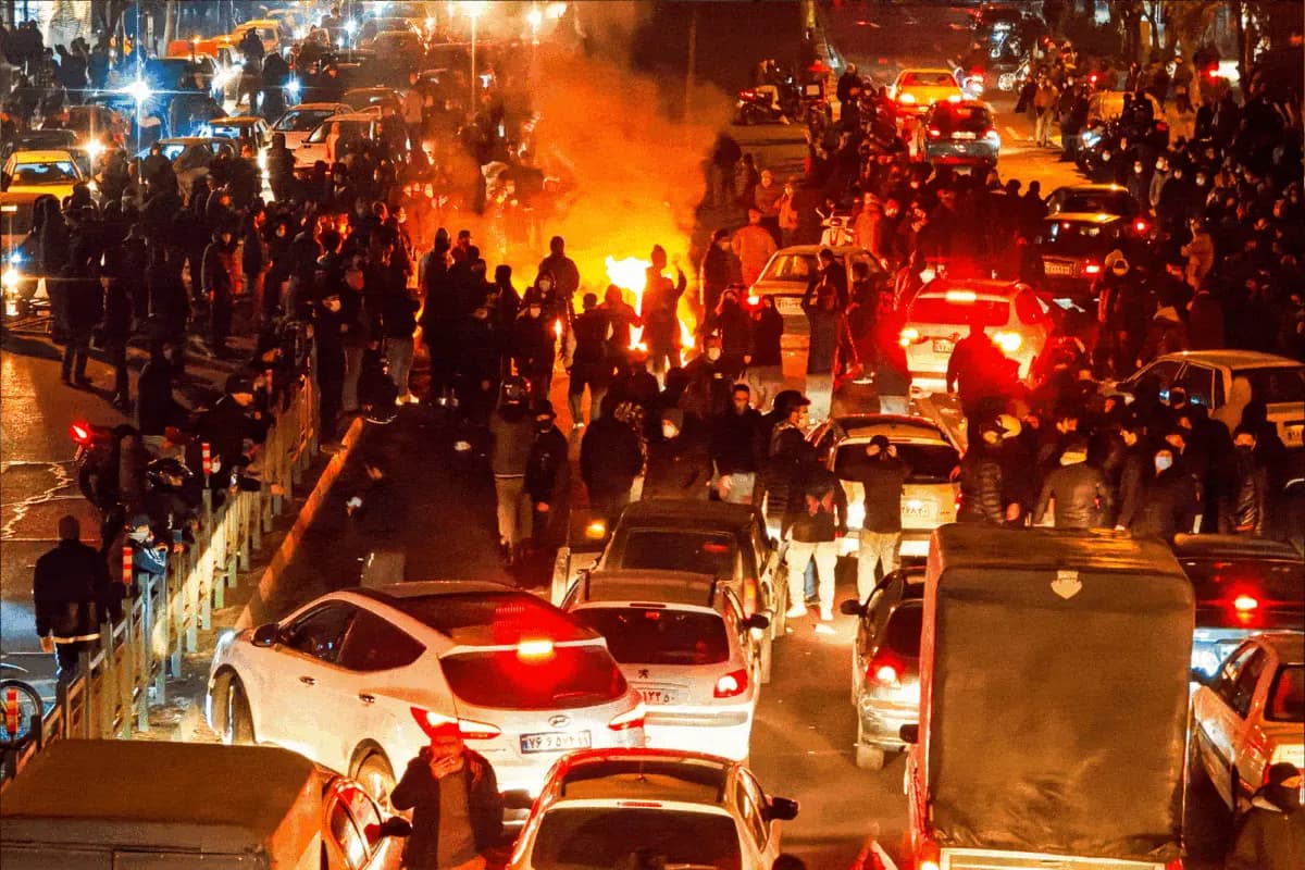 Personas reunidas durante una protesta en Teherán, Irán, el 8 de enero de 2026. (Anónimo/Getty Images)