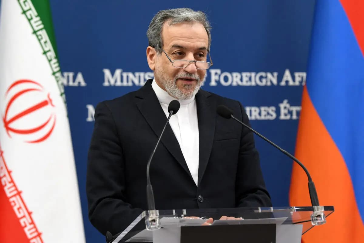 El ministro de Asuntos Exteriores de Irán, Abbas Araghchi, en una rueda de prensa en Ereván, Armenia, el 25 de marzo de 2025. (Karen Minasyan/AFP a través de Getty Images)