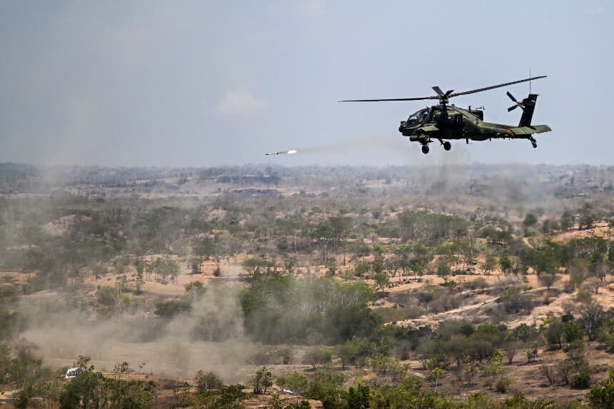 Un helicóptero Apache AH-64 del Ejército de los Estados Unidos participa en el ejercicio militar conjunto Super Garuda Shield 2023, en el que participan Indonesia, Japón, Singapur, Australia y los Estados Unidos, en Situbondo, Java Oriental, el 11 de septiembre de 2023. (JUNI KRISWANTO/AFP a través de Getty Images)