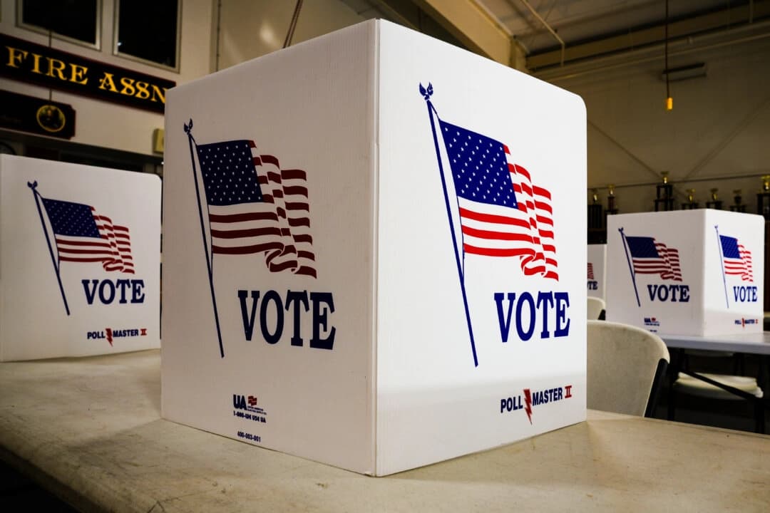 Se instalan cabinas de votación en un colegio electoral de Newtown, Pensilvania, el 23 de abril de 2024. (Matt Rourke/Foto de AP)
