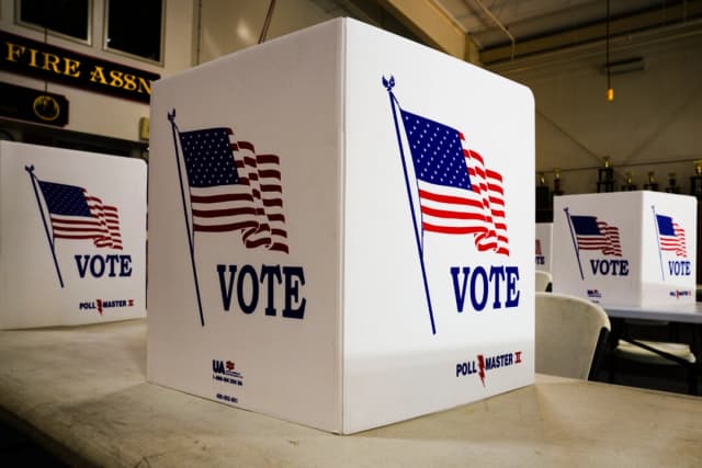 Se instalan cabinas de votación en un colegio electoral de Newtown, Pensilvania, el 23 de abril de 2024. (Matt Rourke/Foto de AP)
