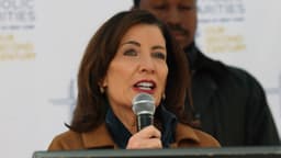 Gobernadora de NY propone prohibir los acuerdos de la policía local con ICE del programa 287(g)