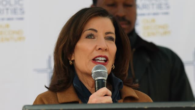 Gobernadora de NY propone prohibir los acuerdos de la policía local con ICE del programa 287(g)