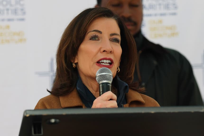 La gobernadora de Nueva York, Kathy Hochul, habla durante una breve rueda de prensa mientras se prepara para repartir comida de Acción de Gracias en el Centro Comunitario Teniente Joseph P. Kennedy, Jr., el 25 de noviembre de 2025 en la ciudad de Nueva York. (Michael M. Santiago/Getty Images)