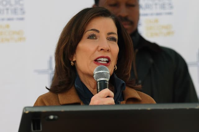 La gobernadora de Nueva York, Kathy Hochul, habla durante una breve rueda de prensa mientras se prepara para repartir comida de Acción de Gracias en el Centro Comunitario Teniente Joseph P. Kennedy, Jr., el 25 de noviembre de 2025 en la ciudad de Nueva York. (Michael M. Santiago/Getty Images)
