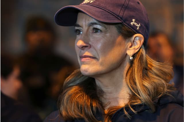 La candidata demócrata a gobernadora de Nueva Jersey, la representante estadounidense Mikie Sherrill (D-NJ), habla con los viajeros en una estación de tren, donde se refirió al proyecto del túnel Gateway el 30 de octubre de 2025 en Westfield, Nueva Jersey. (Spencer Platt/Getty Images)