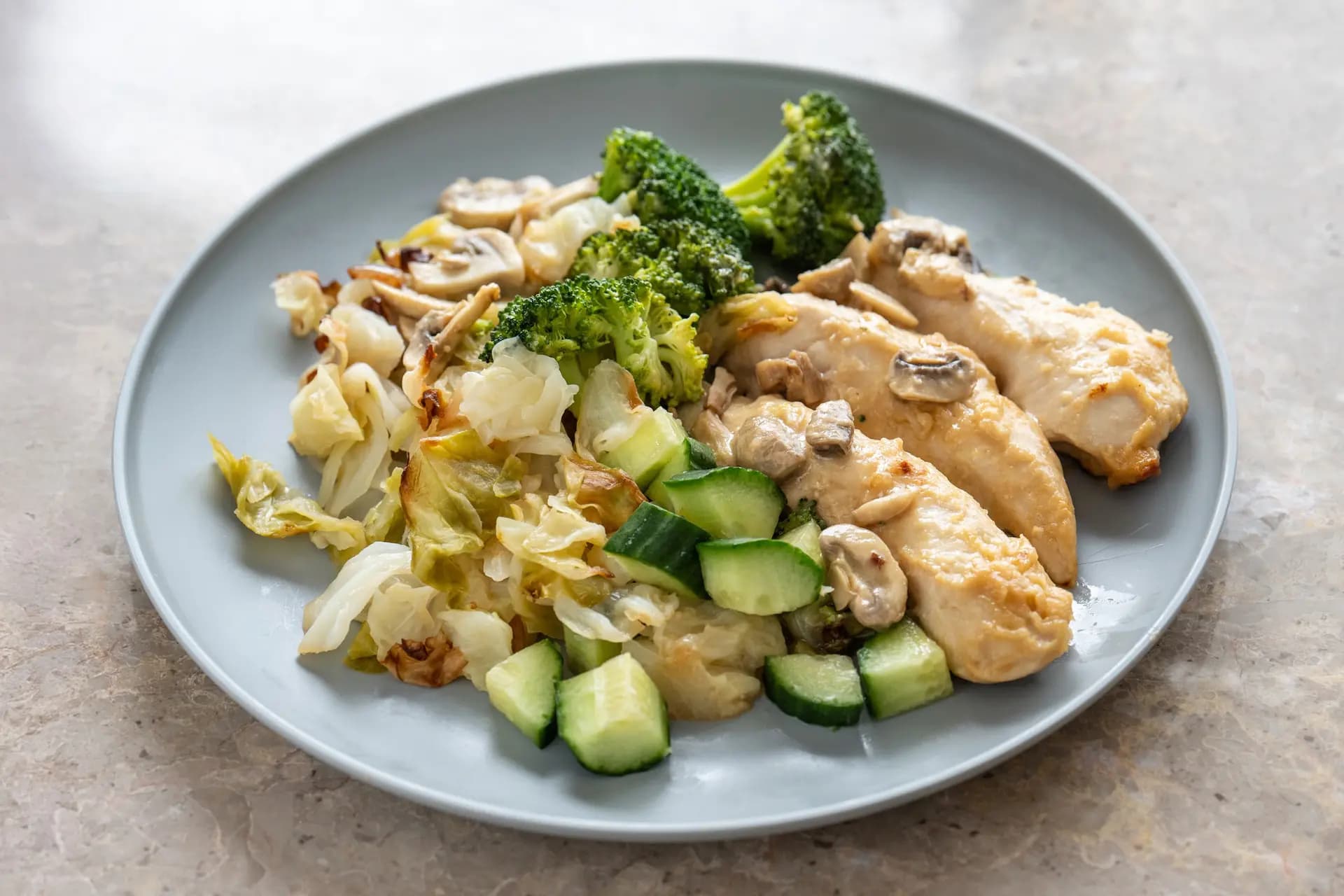 Pollo glaseado con miso con verduras y champiñones. Samira Bouaou/The Epoch Times