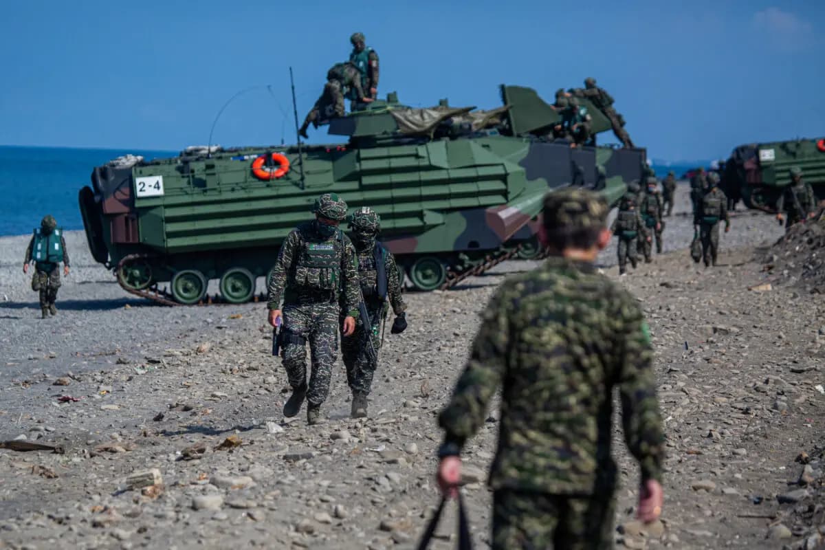 Soldados preparan vehículos de asalto anfibios tras un ejercicio de desembarco durante una simulación de la invasión de la isla por parte del Ejército Popular de Liberación de China, en Pingtung, Taiwán, el 28 de julio de 2022. (Annabelle Chih/Getty Images)