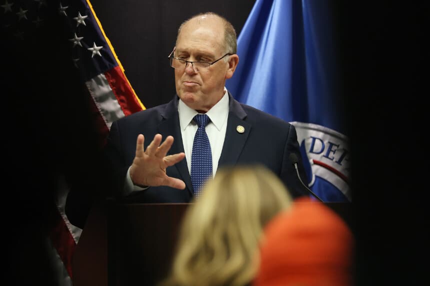 El zar fronterizo Tom Homan habla durante una rueda de prensa sobre las operaciones de control de inmigración en curso el 29 de enero de 2026 en Minneapolis, Minnesota. (Foto de Scott Olson/Getty Images)
