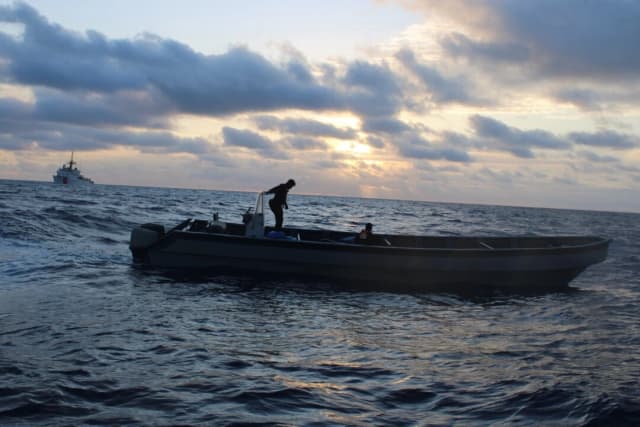 Fotografía de una embarcación compartida por la Guardia Costera de EE. UU. en una publicación del 30 de enero en X, donde se anuncia la detención de tres personas al noroeste de Ecuador como parte de la Operación Víbora del Pacífico. (Cortesía de la Guardia Costera de EE. UU).