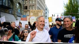 Alcalde de Portland dice que ICE debería salir de la ciudad tras lanzamiento de gases lacrimógenos