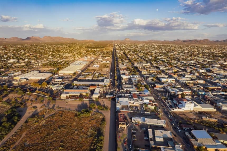 Una vista aérea muestra el puerto de entrada de EE. UU. (derecha) en la frontera entre EE. UU. y México en Douglas, Arizona, el 14 de octubre de 2024. (Olivier Touron/AFP a través de Getty Images)