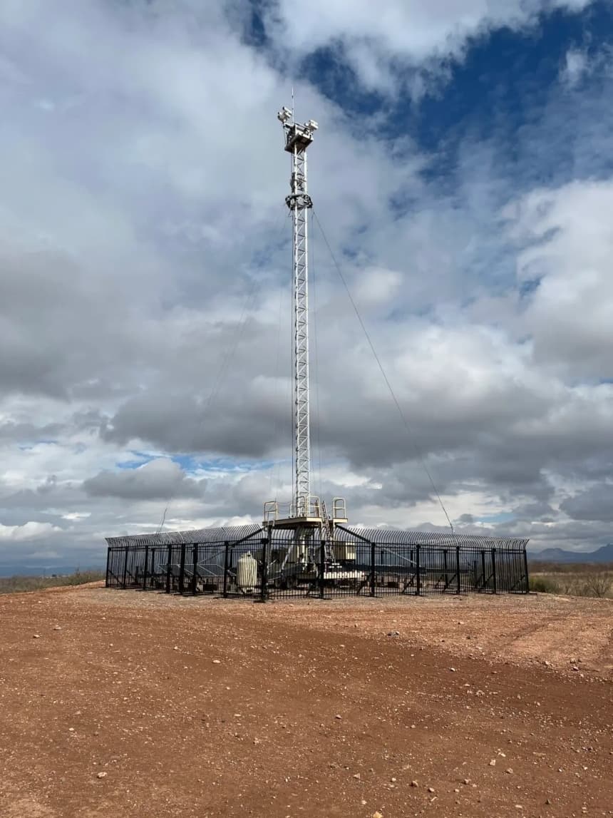 Una torre de vigilancia alimentada con energía solar recientemente instalada cerca del muro fronterizo con México en Douglas, Arizona, el 22 de enero de 2026. (Allan Stein/The Epoch Times)