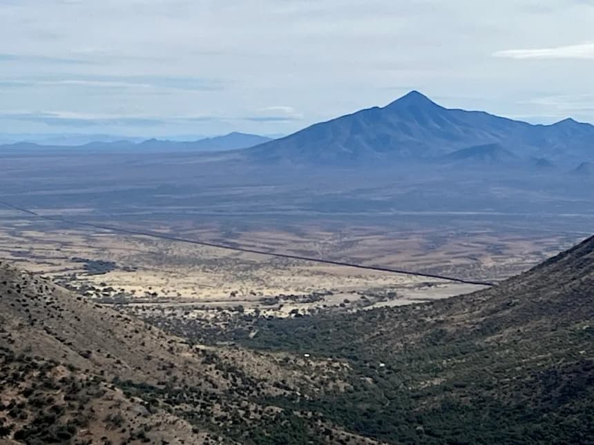 Vista de la valla fronteriza entre Estados Unidos y México en el sur de Arizona desde un mirador elevado en la zona del Monumento Nacional Coronado, el 22 de enero de 2026. (Allan Stein/The Epoch Times)