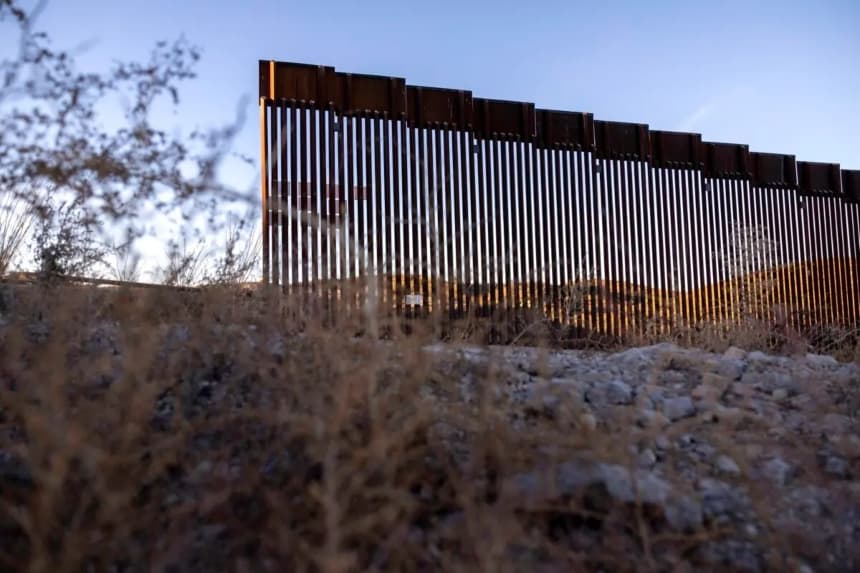 La valla fronteriza entre Estados Unidos y México termina con un hueco al este de Sasabe, Arizona, el 20 de enero de 2025. (John Moore/Getty Images)
