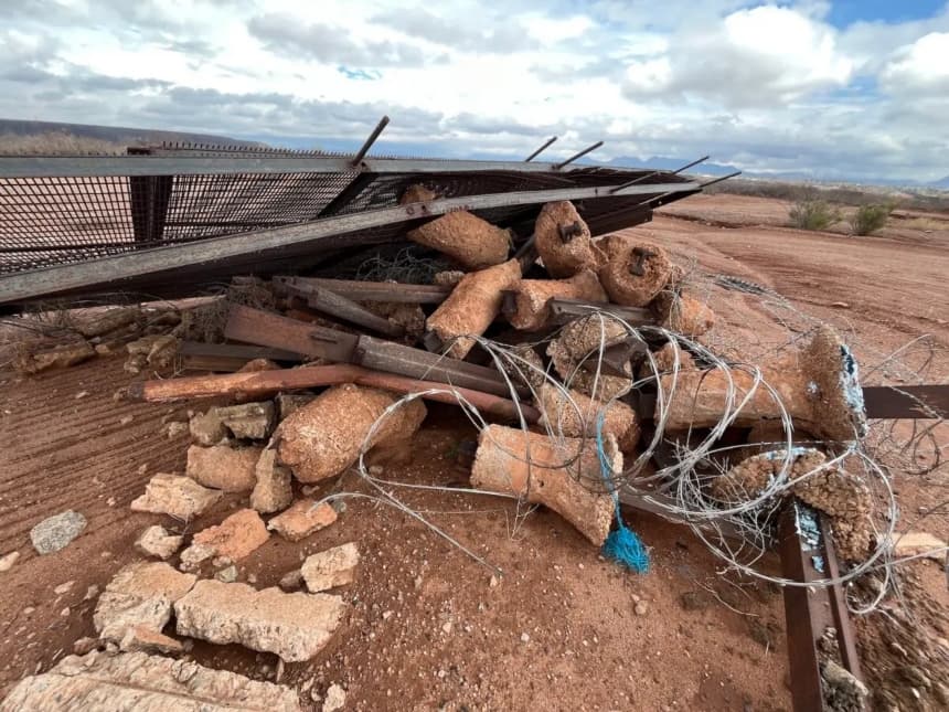 Restos de la antigua construcción del muro fronterizo en Douglas, Arizona, el 22 de enero de 2026. (Allan Stein/The Epoch Times)