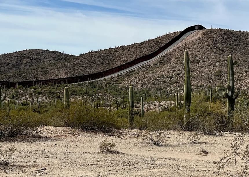 La valla de seguridad se adentra en las montañas cerca del punto de entrada comercial en Lukeville, Arizona, el 22 de enero de 2026. (Allan Stein/The Epoch Times)