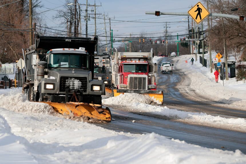 SILVER SPRING, MARYLAND - 26 DE ENERO: Camiones volquete retiran la nieve y el hielo de New Hampshire Avenue tras una tormenta invernal el 26 de enero de 2026 en Silver Spring, Maryland. Se espera que una enorme tormenta invernal traiga temperaturas gélidas, hielo y nieve a millones de estadounidenses en todo el país. (Foto de Chip Somodevilla/Getty Images).