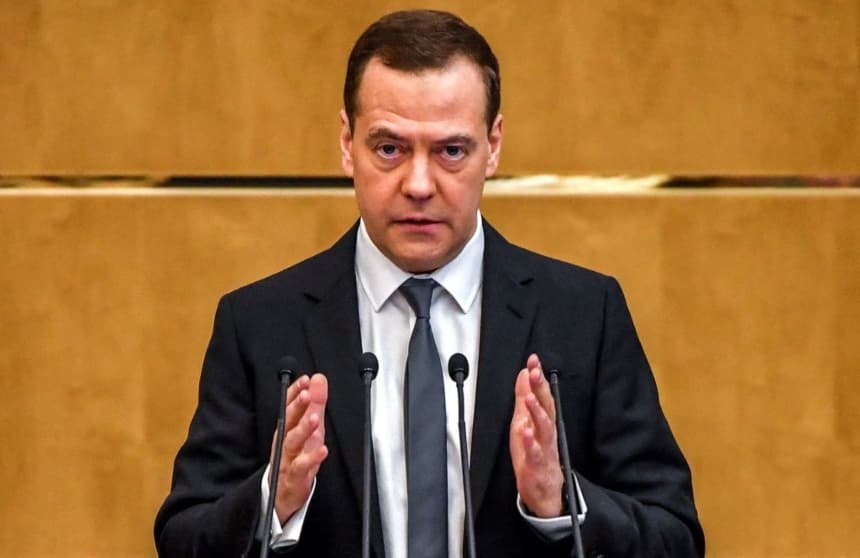 El primer ministro ruso, Dmitri Medvedev, pronuncia un discurso en la cámara baja del parlamento ruso, la Duma Estatal, en Moscú, el 11 de abril de 2018. (YURI KADOBNOV/AFP vía Getty Images)