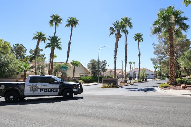 LAS VEGAS, NEVADA - 29 DE JULIO: Un vehículo del Departamento de Policía Metropolitana de Las Vegas se detiene en el barrio La Jolla Classics de la comunidad Desert Shores el 29 de julio de 2025 en Las Vegas, Nevada. Los registros públicos muestran que una casa dentro de la comunidad fue en su día la dirección registrada de Shane Tamura, quien, según la policía, es responsable de matar a tiros a cuatro personas en un edificio de oficinas de la ciudad de Nueva York el 28 de julio. (Foto de Ethan Miller/Getty Images).