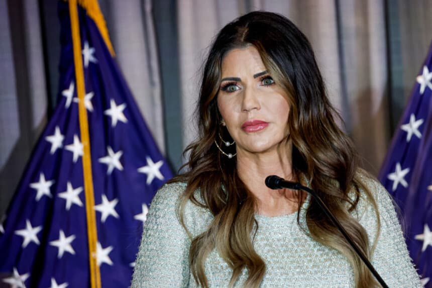 La gobernadora de Dakota del Sur, Kristi Noem, habla en la conferencia de la Fundación Calvin Coolidge en la Biblioteca del Congreso el 17 de febrero de 2023 en Washington, D.C. Durante su intervención, Noem abordó diversos temas. (Foto de Anna Moneymaker/Getty Images).