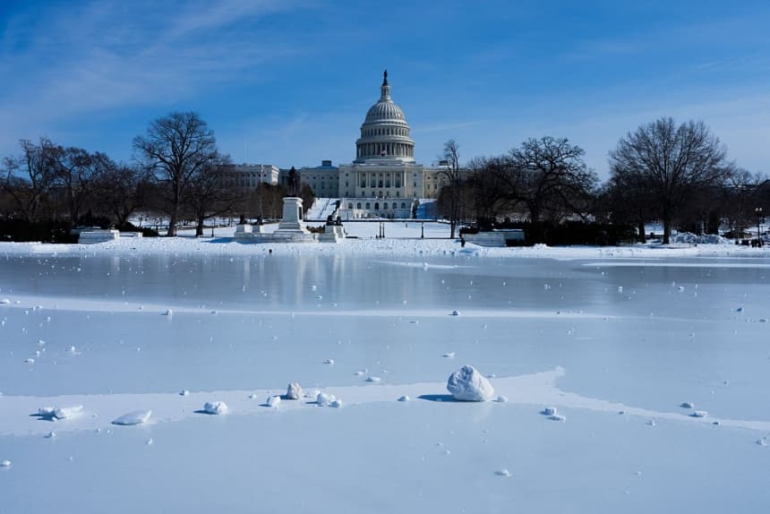 El Capitolio de Estados Unidos tras el estanque reflectante congelado, en el National Mall de Washington, D.C., el 31 de enero de 2026. (Aaron Schwartz/AFP vía Getty Images)