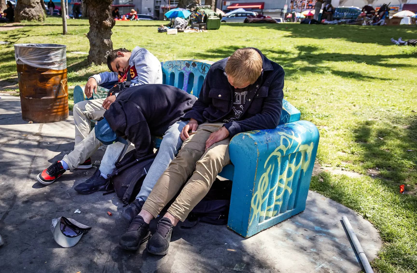 <em>Un grupo de hombres se desmaya tras consumir drogas ilícitas en Los Ángeles el 10 de abril de 2024. Según las autoridades médicas, el tranquilizante animal medetomidina se añade con frecuencia al fentanilo para prolongar sus efectos. (John Fredricks/The Epoch Times)</em>